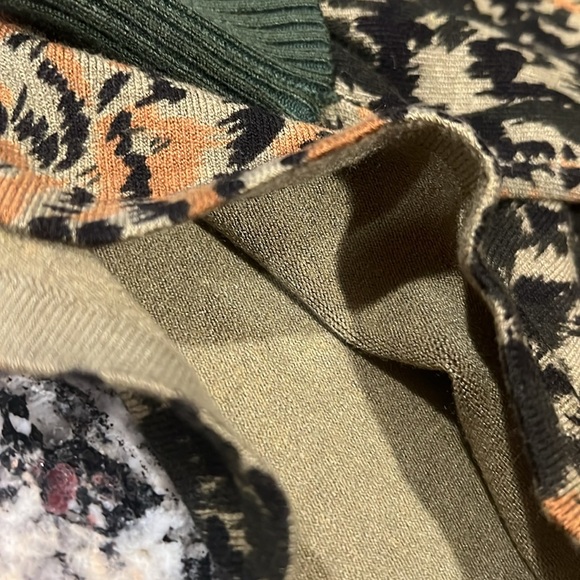 GIANNI Contrast Turtleneck Sweater - Picture 11 of 11